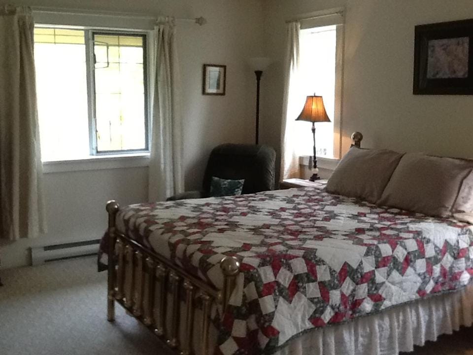 Wisteria Honeymoon Cottage Bed and Breakfast in Vancouver Island