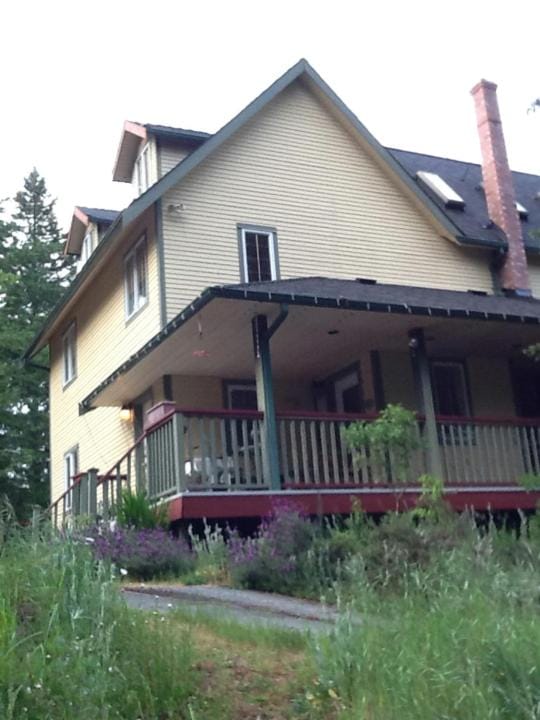 Wisteria Honeymoon Cottage Bed and Breakfast in Vancouver Island