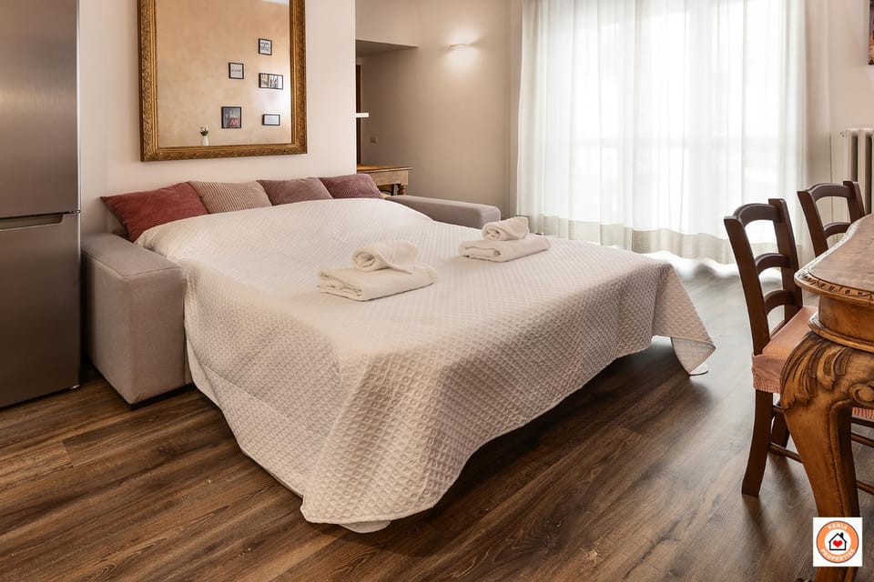 Communal lounge/ TV room, Bed, air conditioner