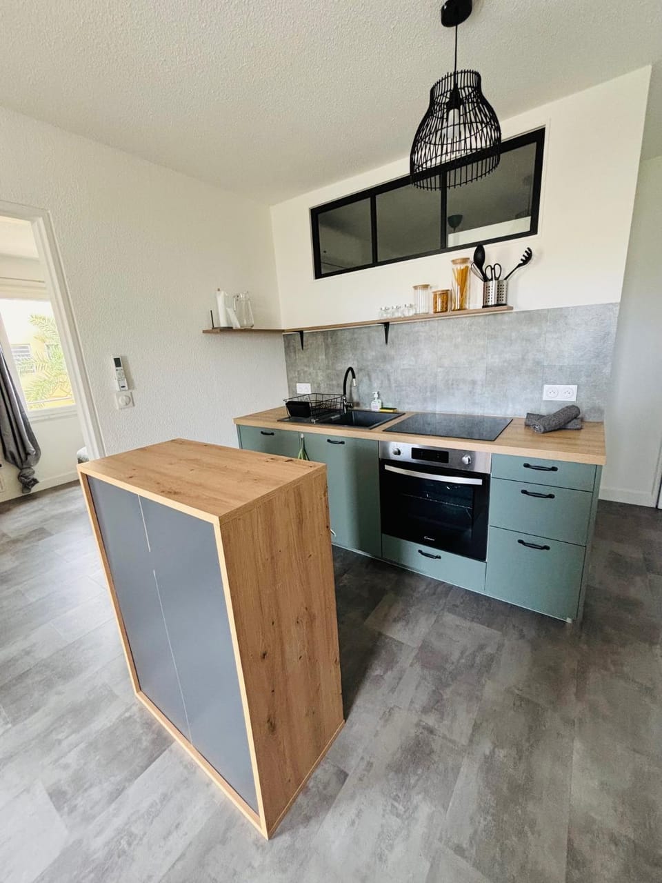 Kitchen or kitchenette, dishwasher, stove