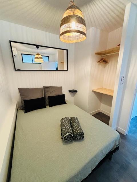 Bed, Photo of the whole room, Bedroom, towels