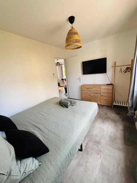 Bed, TV and multimedia, Photo of the whole room, Bedroom