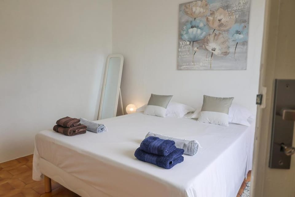 Bed, Photo of the whole room, Bedroom, towels