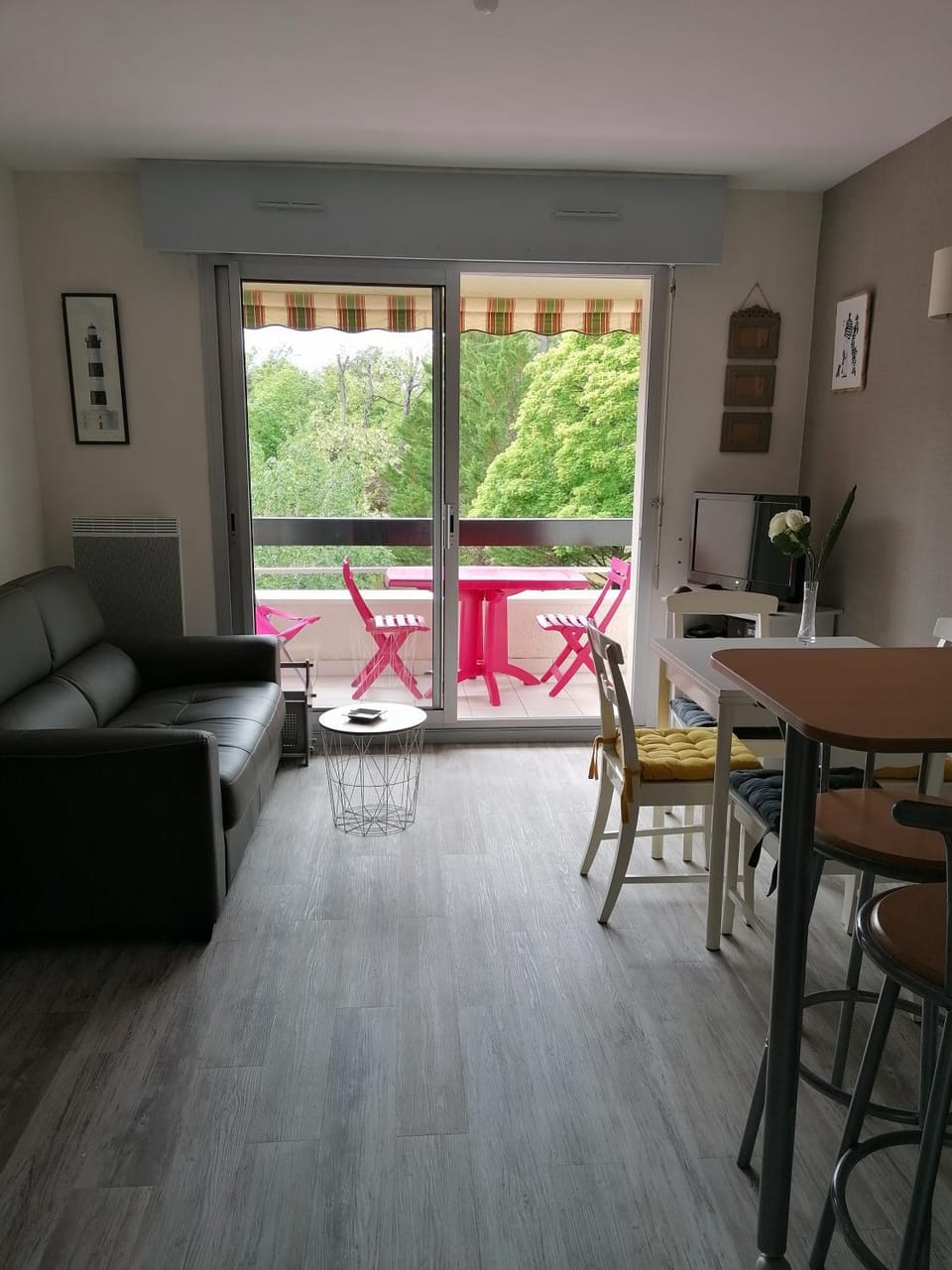 Seating area, Dining area