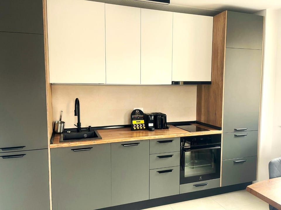 Coffee/tea facilities, oven, stove, toaster, kitchen