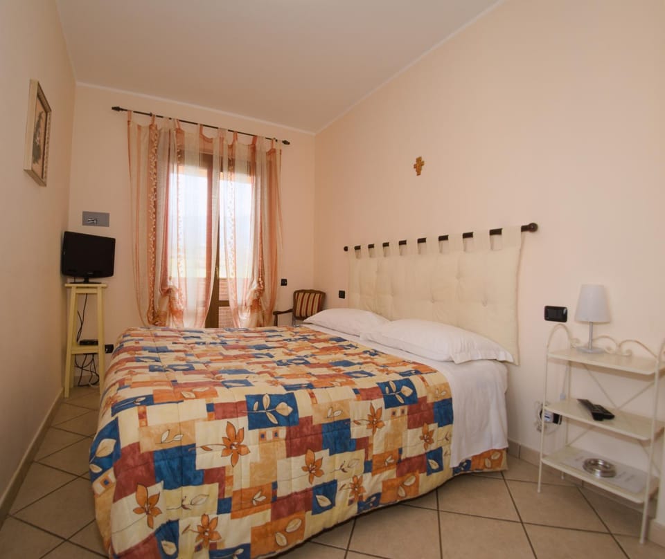 Bed, TV and multimedia, Balcony/Terrace, Bedroom, wardrobe