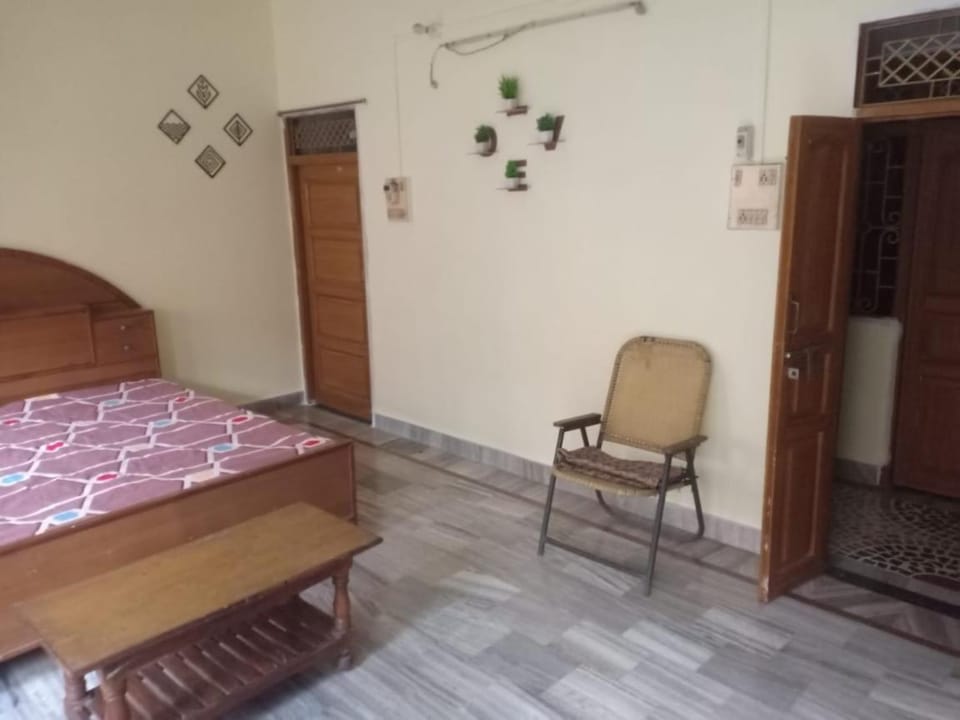 Bed, Photo of the whole room, Seating area, Bedroom