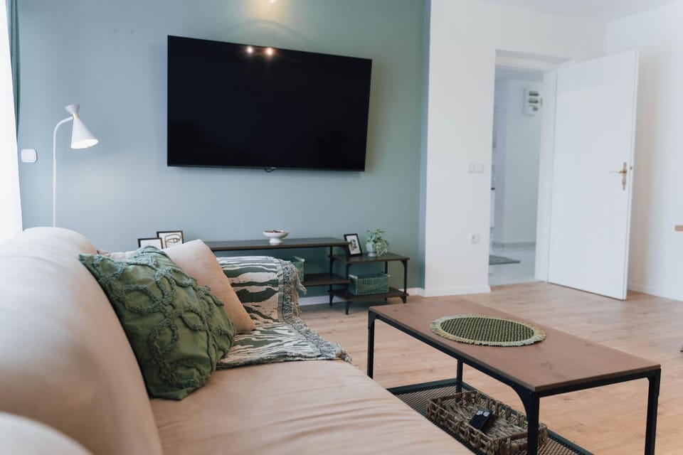 Communal lounge/ TV room, TV and multimedia, Living room, Seating area, Evening entertainment