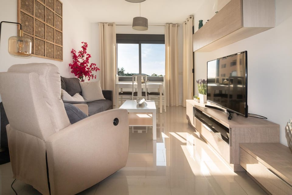 TV and multimedia, Living room, Seating area, Dining area