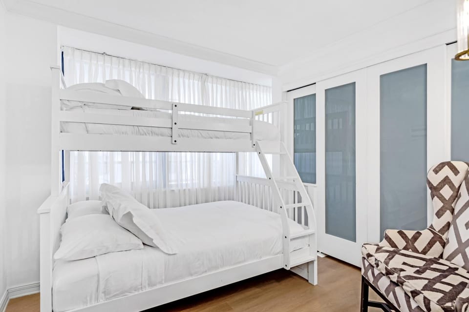 Bed, Photo of the whole room, Bedroom, bunk bed, towels