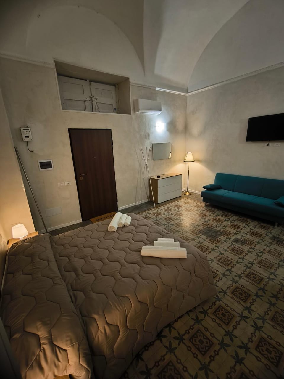 Bed, Living room