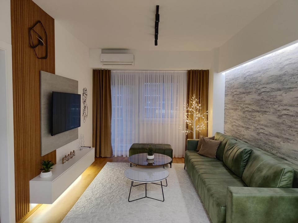 TV and multimedia, Living room, Seating area, Evening entertainment, air conditioner
