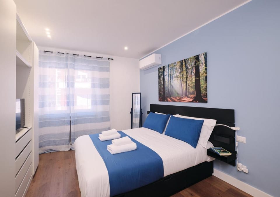 Bed, TV and multimedia, Photo of the whole room, Bedroom