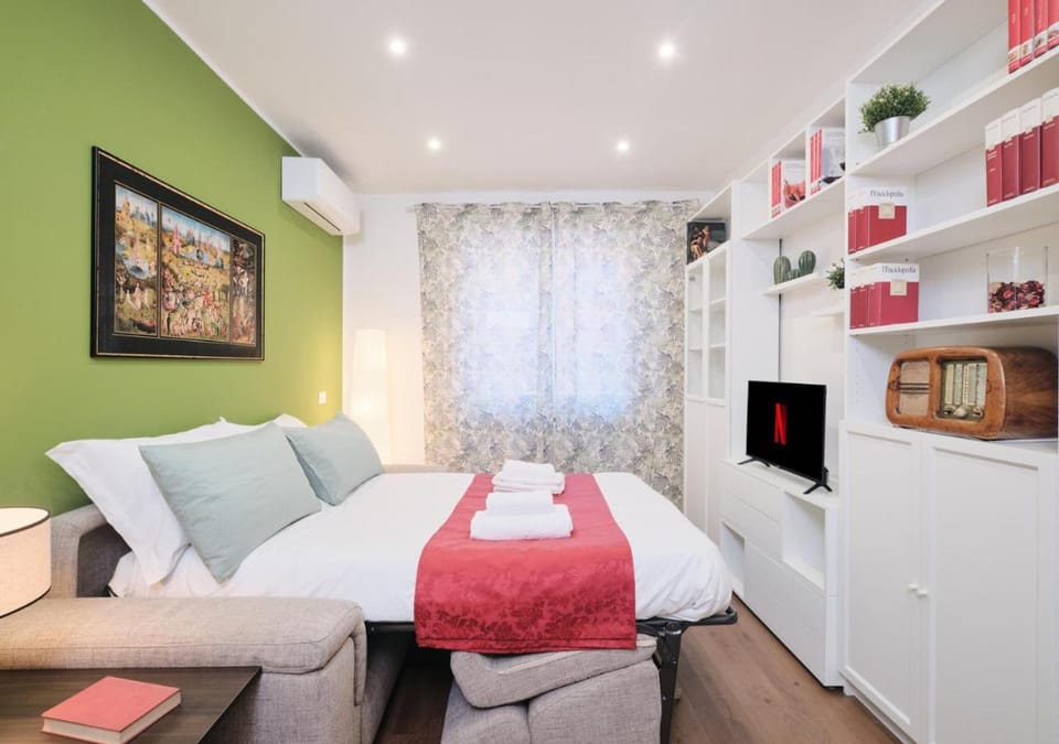 Bed, TV and multimedia, Photo of the whole room, Bedroom, towels, air conditioner