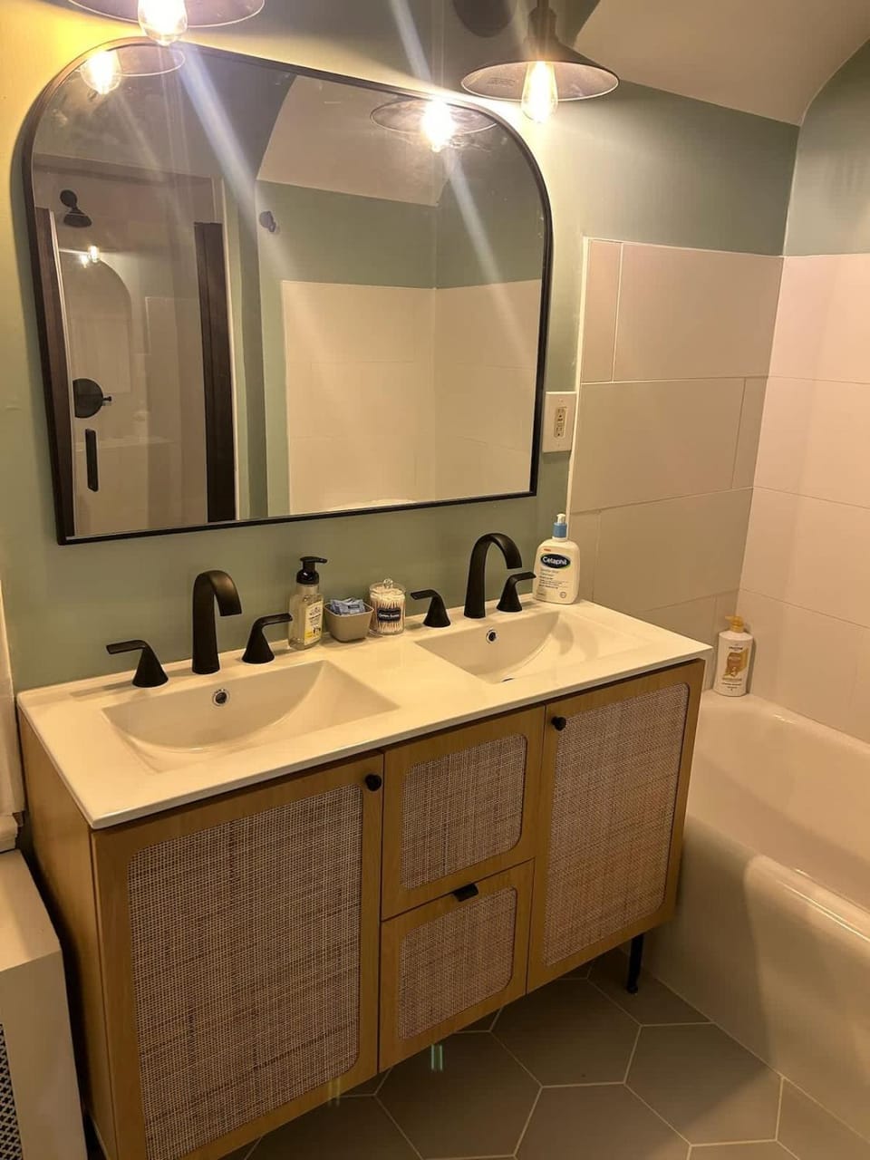 Cocoa Breeze Nook Suite House in Shaker Heights