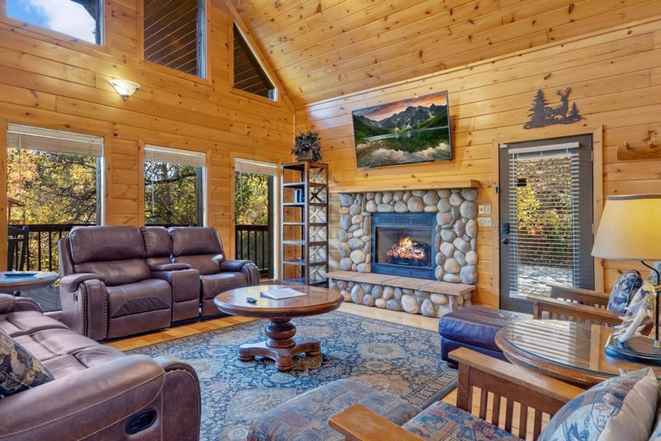 Hillbilly Hilton Hot Tub, Game Room, MTN View House in Gatlinburg