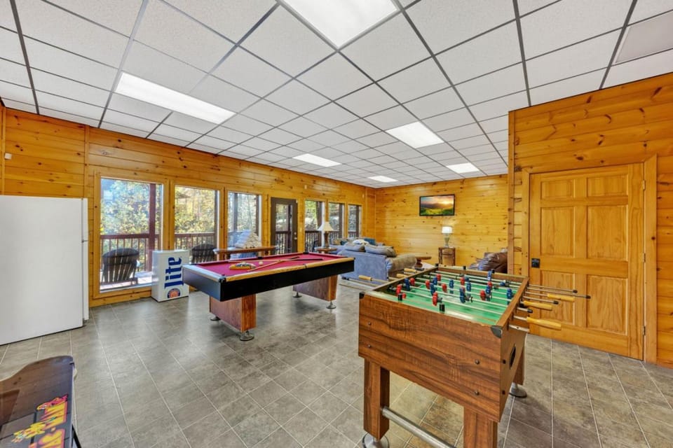 Hillbilly Hilton Hot Tub, Game Room, MTN View House in Gatlinburg