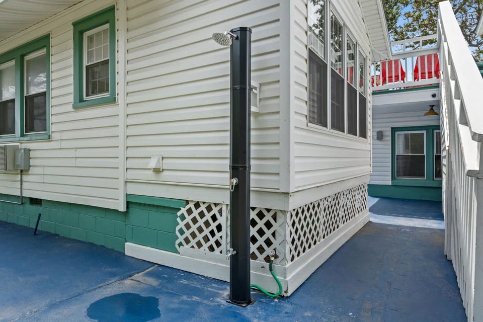 4BR2BA Sleeps 12 Pet-Friendly Steps to Beach Apartment in North Myrtle Beach