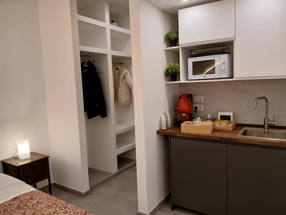 Kitchen or kitchenette, minibar