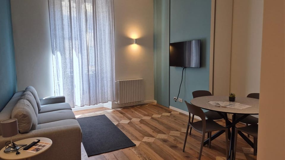 TV and multimedia, Living room, Seating area, Dining area