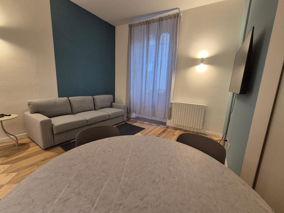 Bed, TV and multimedia, Living room, Photo of the whole room, Seating area, Bedroom