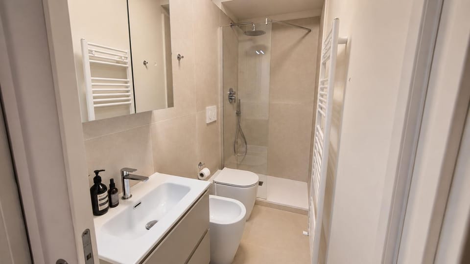 Shower, Toilet, Bathroom, Bath, towels