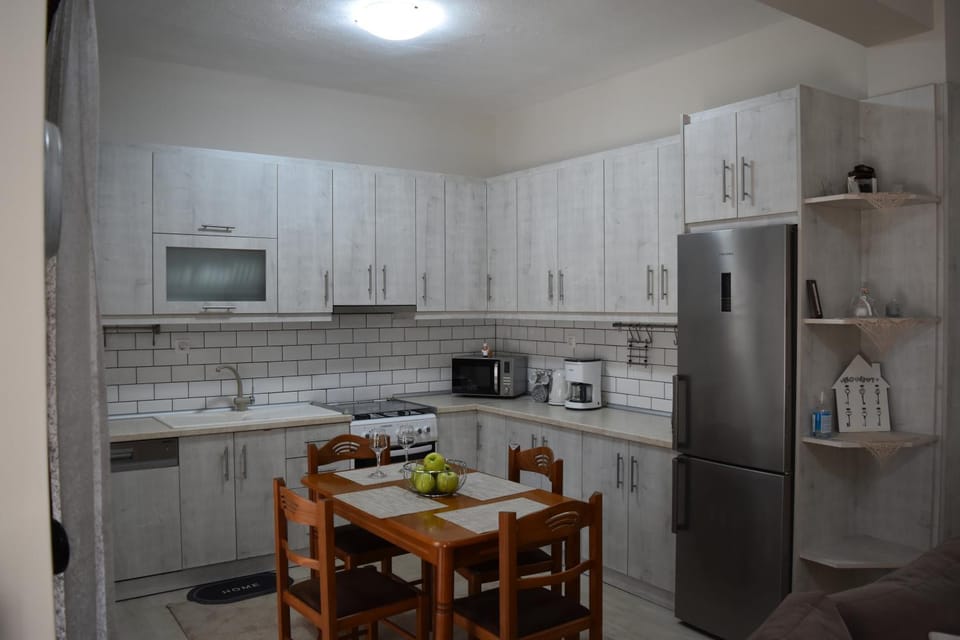 Coffee/tea facilities, dishwasher, oven, stove