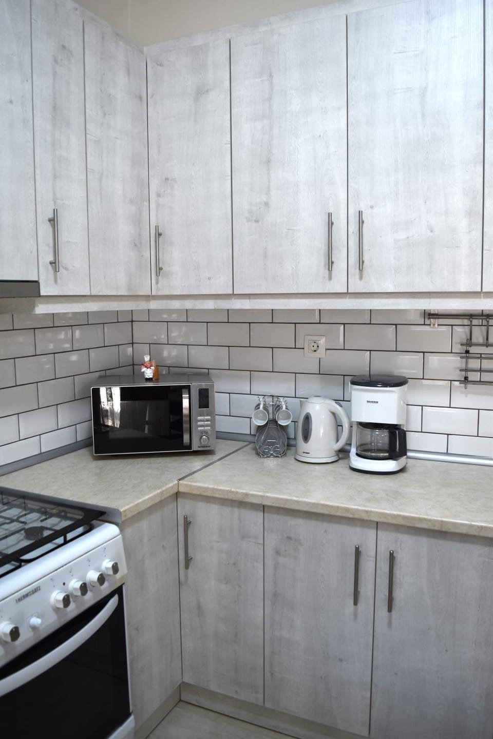 Kitchen or kitchenette, dishwasher, stove