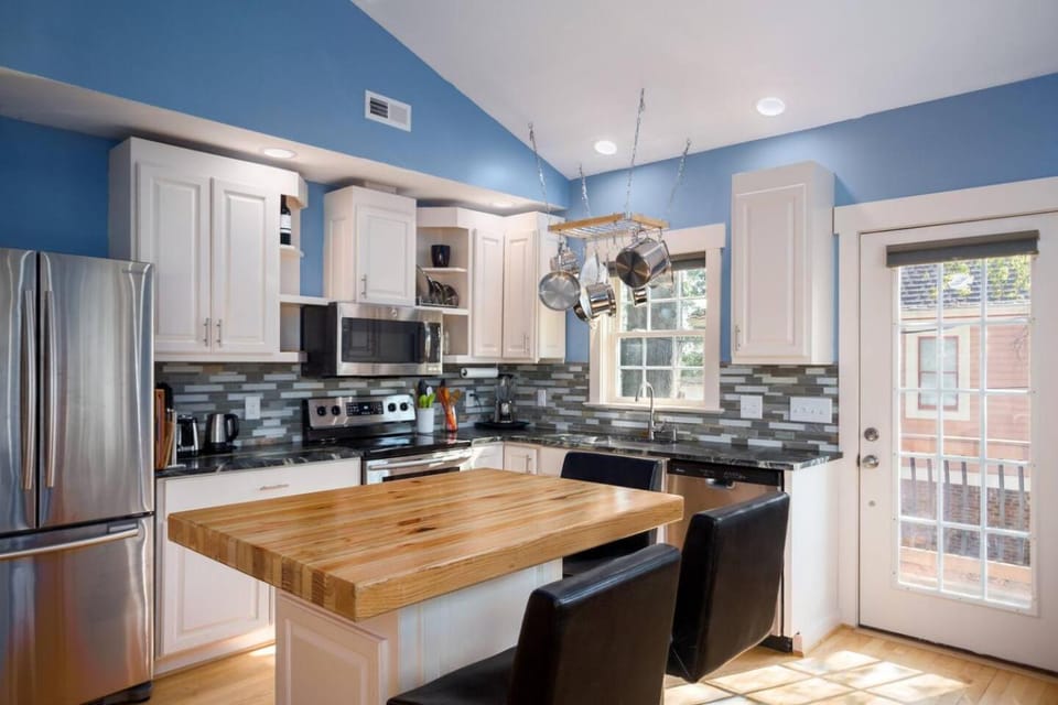 Back Alley Apartment, walk Downtown and Duke Apartment in Durham
