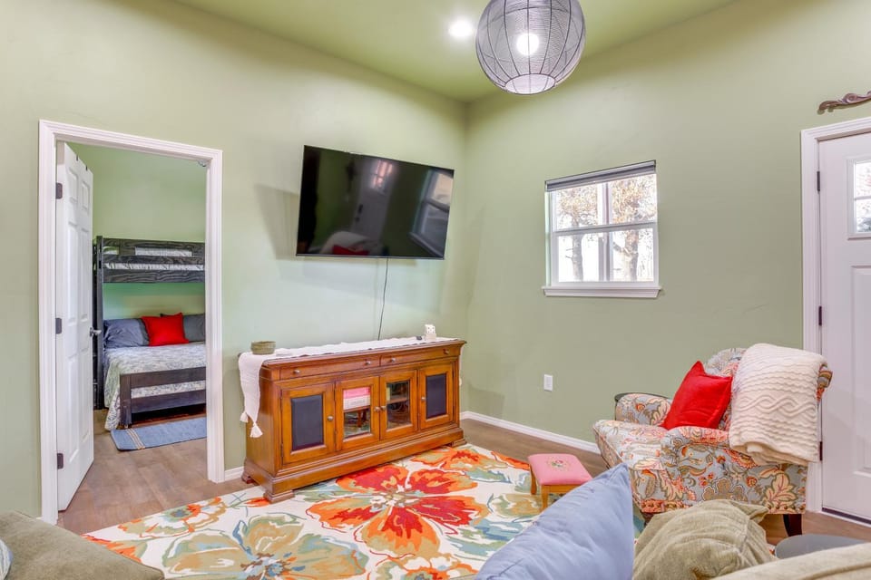 4 Mi to Lazy E Arena: Horse Lover's Haven w/ Grill House in Oklahoma