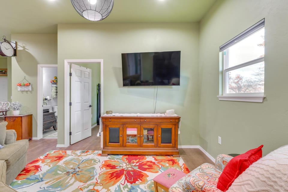 4 Mi to Lazy E Arena: Horse Lover's Haven w/ Grill House in Oklahoma