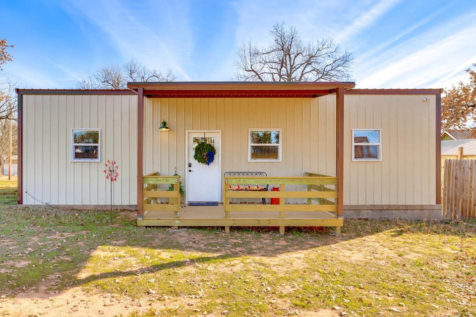 4 Mi to Lazy E Arena: Horse Lover's Haven w/ Grill House in Oklahoma