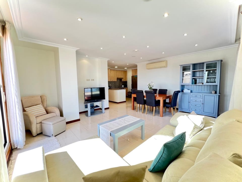 TV and multimedia, Kitchen or kitchenette, Living room, air conditioner