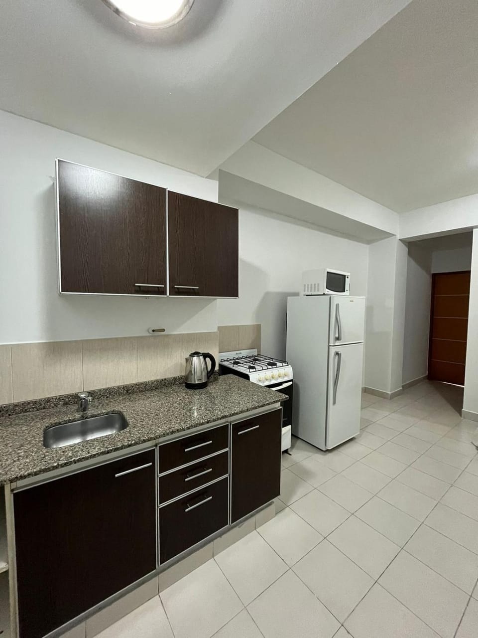Kitchen or kitchenette, minibar, oven, stove