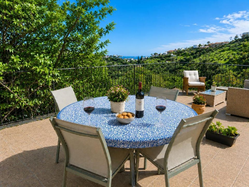 Natural landscape, Balcony/Terrace, Dining area