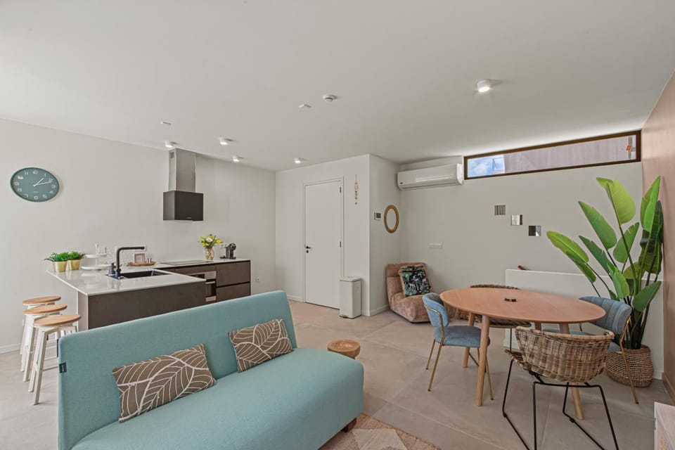 Kitchen or kitchenette, Living room, Seating area, Dining area, air conditioner