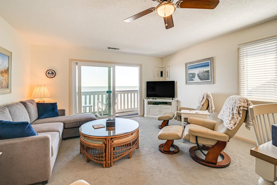 Oceanfront Condo w/ Pool Access in Surfside Beach! House in Surfside Beach