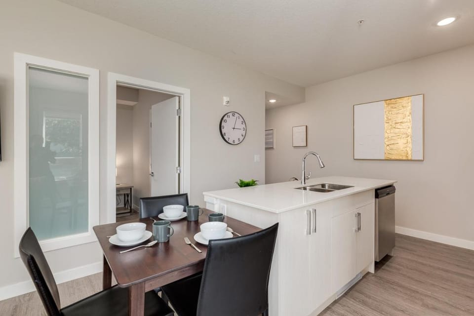 Inner City Apartment, Pet Friendly, Free Underground Parking Apartment in Calgary