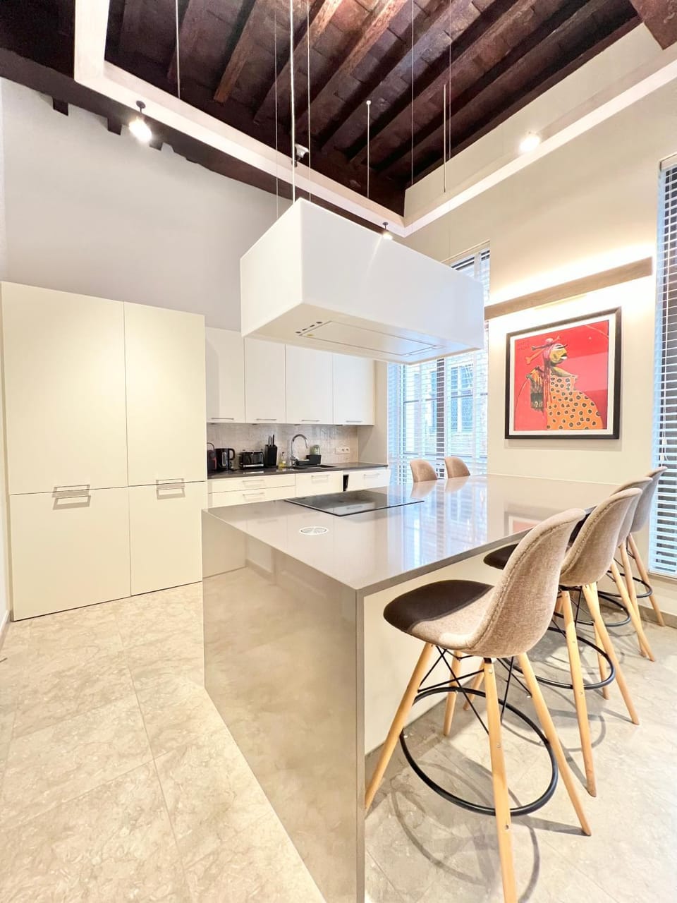 Kitchen or kitchenette, Dining area, minibar, stove