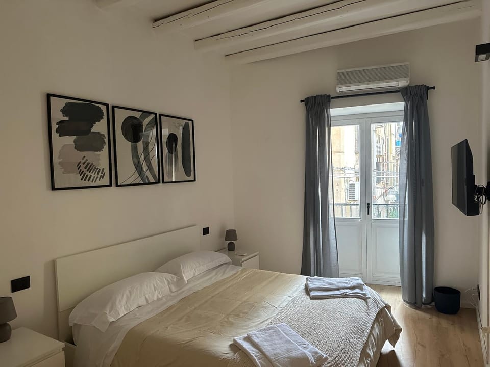 Bed, TV and multimedia, Photo of the whole room, Bedroom, towels, air conditioner