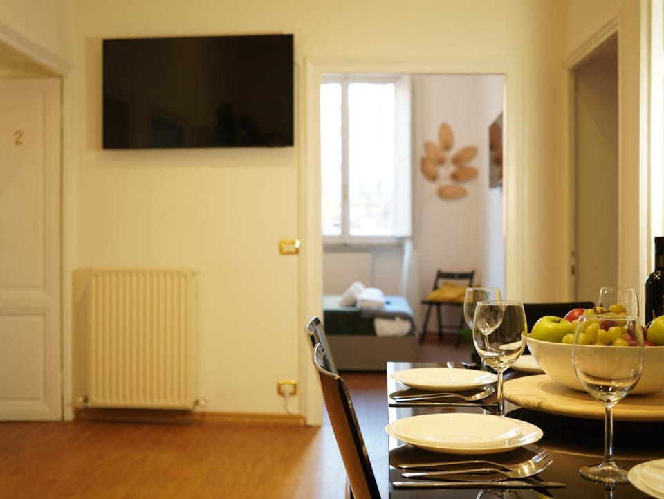 TV and multimedia, Living room, Seating area, Dining area