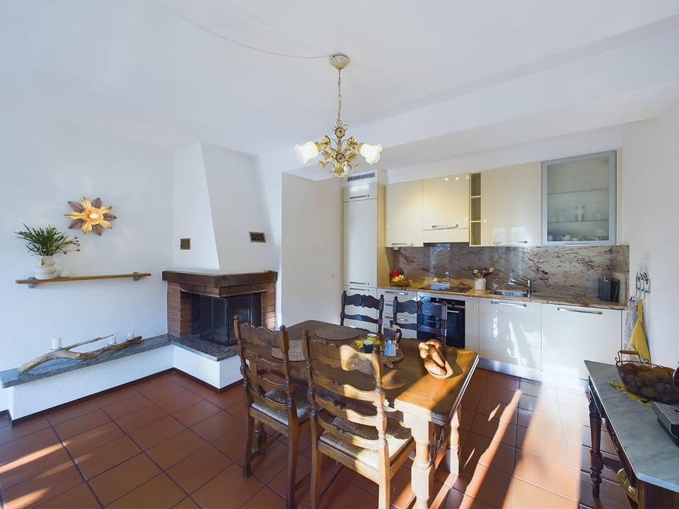 Kitchen or kitchenette, Dining area, stove