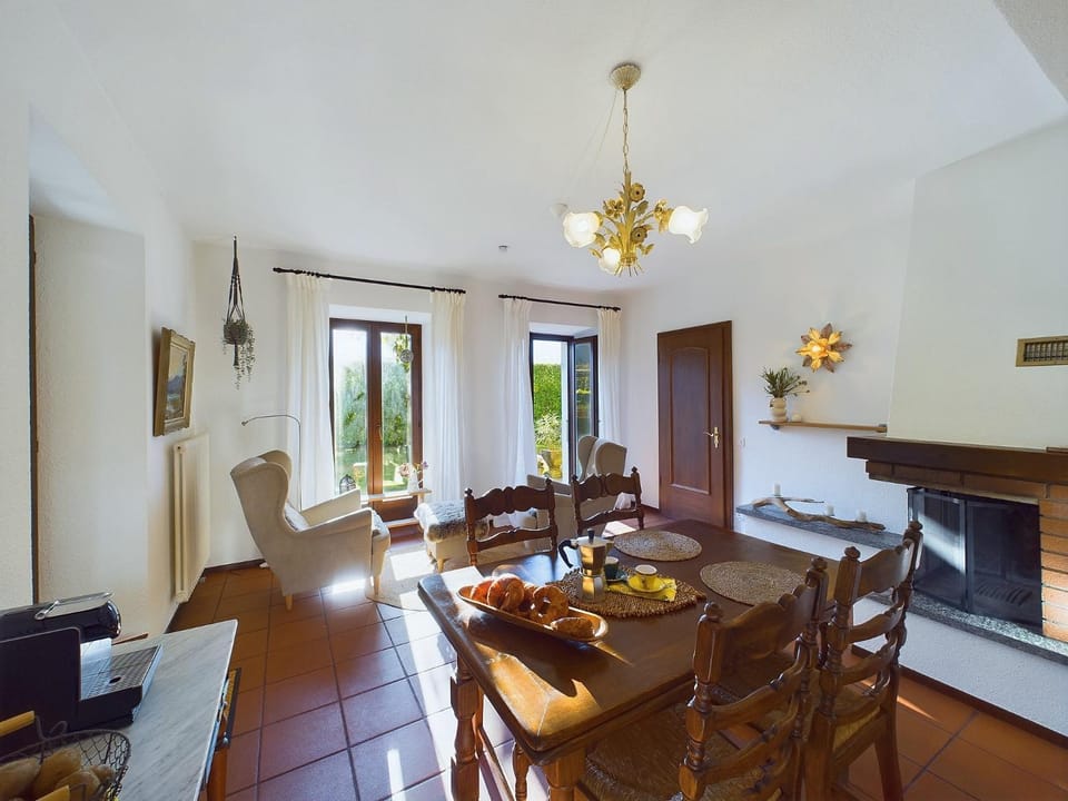 Seating area, Dining area