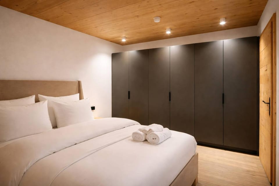 Photo of the whole room, Bedroom, wardrobe