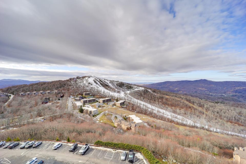 Pool Access + Mtn Views: Cozy Sugar Mtn Escape House in Sugar Mountain