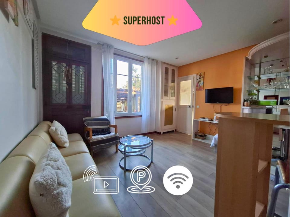 Communal lounge/ TV room, TV and multimedia, Living room, Seating area, Dining area