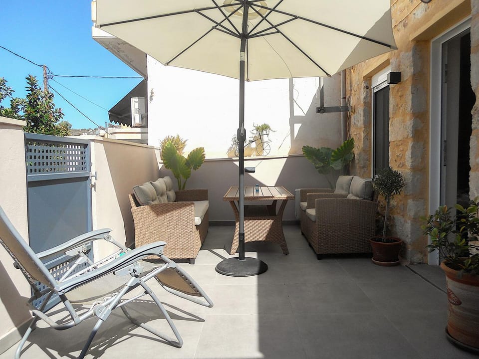 Property building, Balcony/Terrace, Seating area, Breakfast