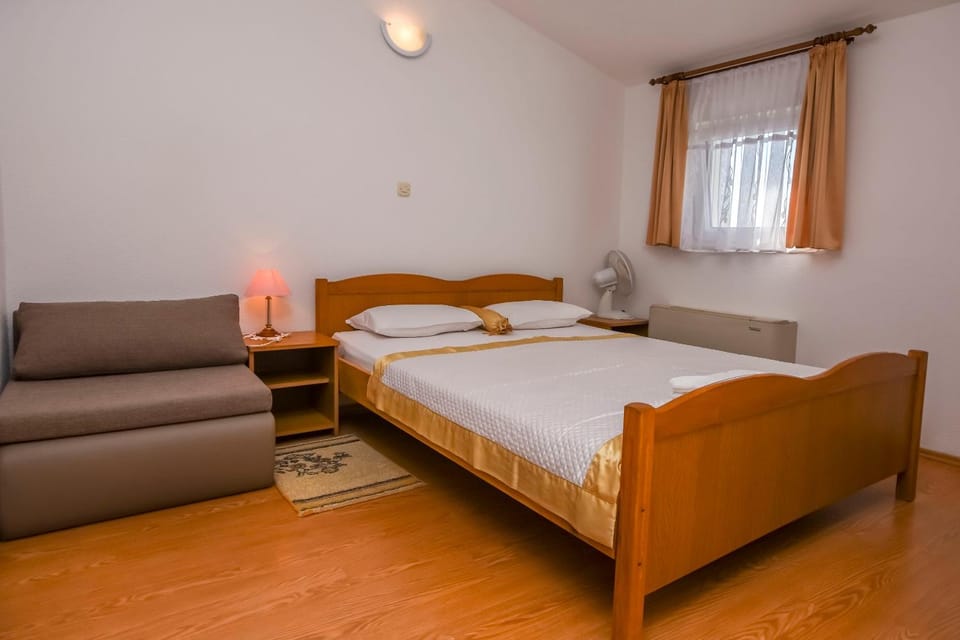 Bed, Photo of the whole room, Seating area, Bedroom