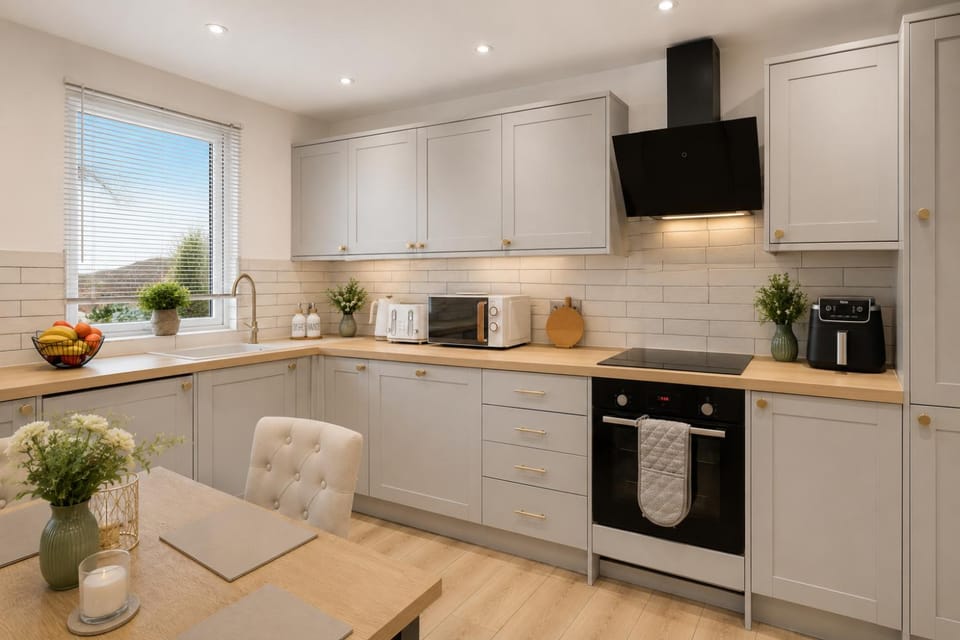 Coffee/tea facilities, Decorative detail, Seating area, microwave, oven, stove, toaster