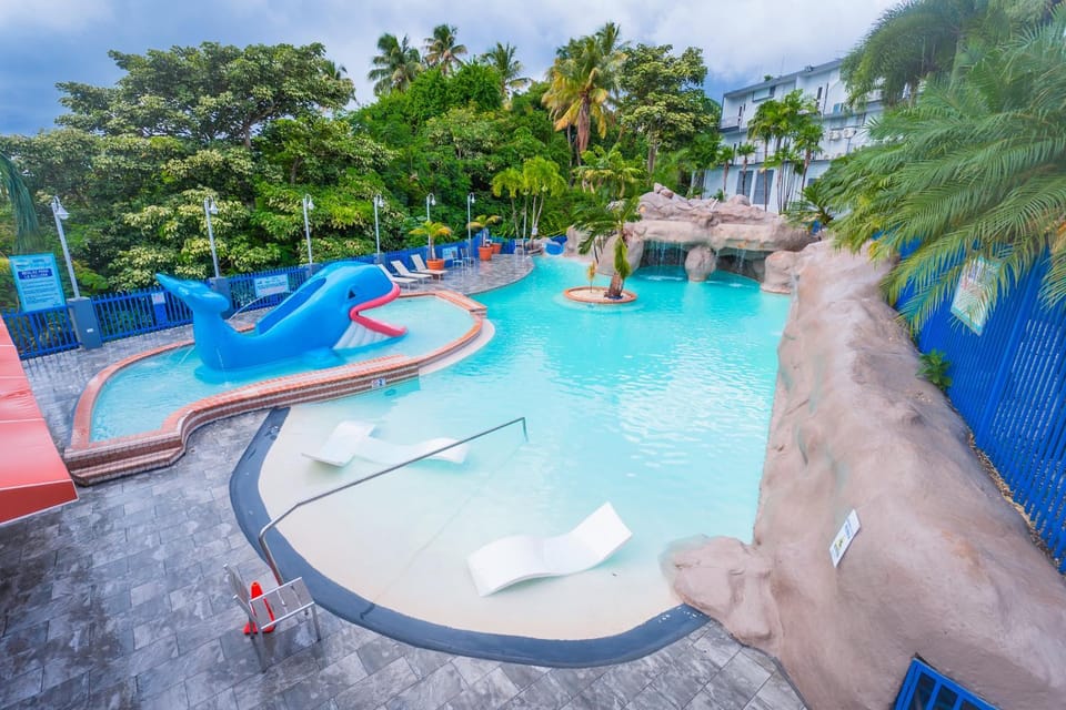 Swimming pool, sunbed